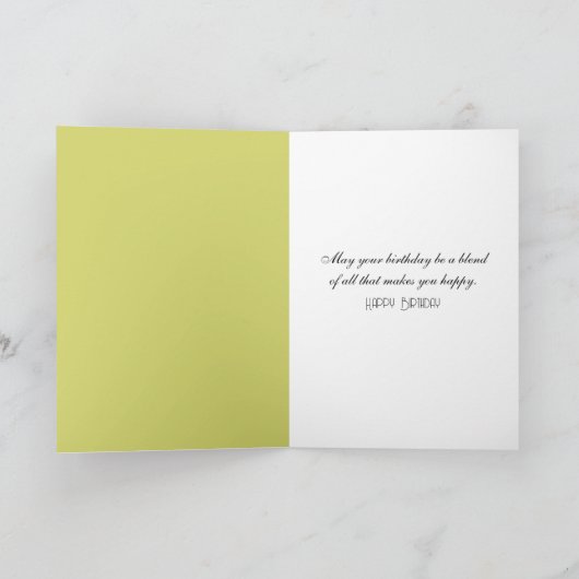 Verjaardagskardinaal op een rieten stoel kaart (Binnen)