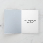 Verjaardagskat die in diepe sneeuw loopt kaart (Binnen)