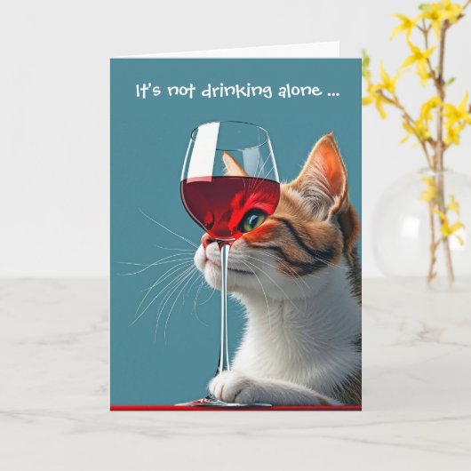 Verjaardagskat met glas rode wijn kaart (Gele Bloem)