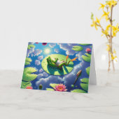 Verjaardagskikker ontspannen op een Lily Pad Kaart (Gele Bloem)