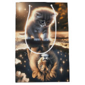Verjaardagskitten met Leeuw Puddle Reflection Medium Cadeauzakje (Voorkant)