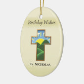 Verjaardagskruispriester gepersonaliseerd keramisch ornament (Links)