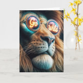 Verjaardagsleeuw draagt neonzonnebril met tekst kaart (Gele Bloem)