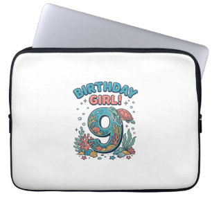 Verjaardagsmeisje 9 Oceanschildpad Vectorontwerp_1 Laptop Sleeve