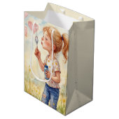 Verjaardagsmeisje blaast hartbellen medium cadeauzakje (Voorkant Gekanteld)