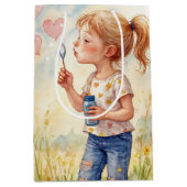 Verjaardagsmeisje blaast hartbellen medium cadeauzakje (Voorkant)