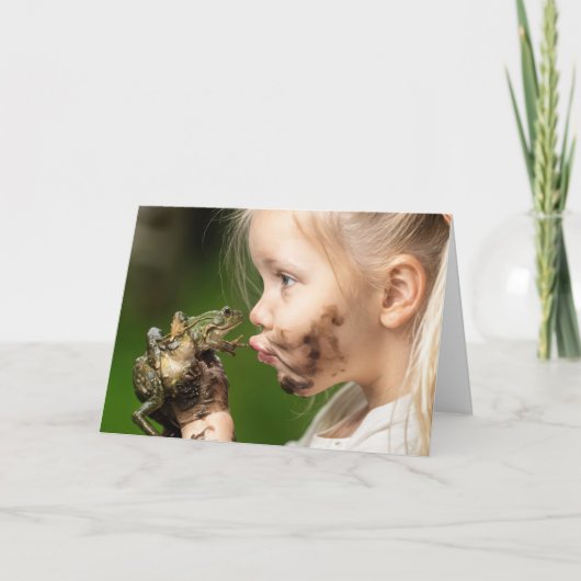 Verjaardagsmeisje dat een kikker kust kaart (Voorkant)