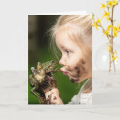 Verjaardagsmeisje dat een kikker kust kaart (Gele Bloem)