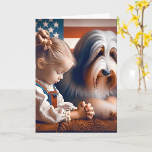 Verjaardagsmeisje dat met baarde collie bidt kaart (Gele Bloem)