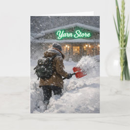 Verjaardagsmeisje dat sneeuw schept naar een garen kaart