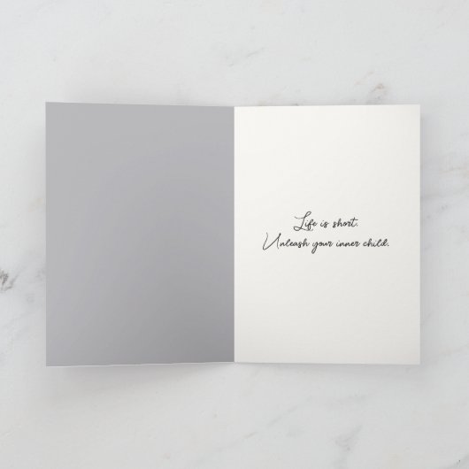 Verjaardagsmeisje loopt haar zwarte hond kaart (Binnen)