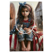 Verjaardagsmeisje met Amerikaanse vlag en kitten Medium Cadeauzakje (Voorkant)