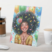 Verjaardagsmeisje met bruine huid en afro reclamebord met voetstuk (Insitu)