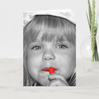 Verjaardagsmeisje met rode lippenstift