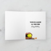 Verjaardagsmeisje springt om een softbal te vangen kaart (Binnen)