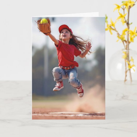 Verjaardagsmeisje springt om een softbal te vangen kaart (Gele Bloem)