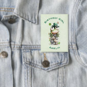 Verjaardagsmeisjeskikker met groene hoed Schattig Button (Insitu)