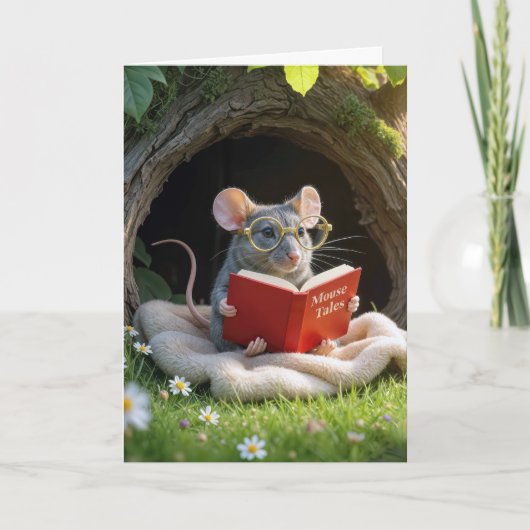 Verjaardagsmuis die een rood boek leest op een dek kaart (Voorkant)