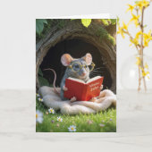 Verjaardagsmuis die een rood boek leest op een dek kaart (Gele Bloem)