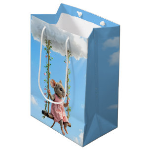 Verjaardagsmuis in een roze jurk op een schommel medium cadeauzakje