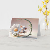 Verjaardagsmuis op een Daisy Swing Kaart (Gele Bloem)