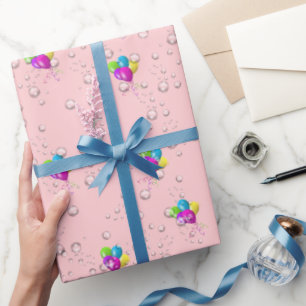 Verjaardagsregendruppels en ballonnen op roze cadeaupapier