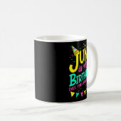 Verjaardagsshirt juni vrouwen mannen grappig juni koffiemok (Voorkant rechts)
