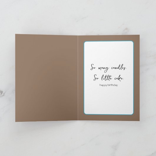 Verjaardagstaart met kat en zonnebril kaart (Binnen)