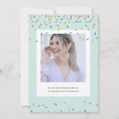 Verjaardagstaart met regenbooglagen voor een verra kaart (Achterkant)