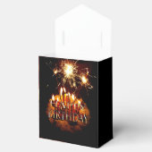 Verjaardagstaart met vonken, bedankdoosjes (Geopend)