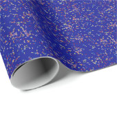 Verjaardagstaart strooit op blauw cadeaupapier (Rol Hoek)