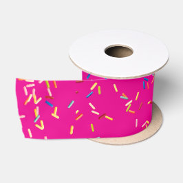Verjaardagstaart strooit op fel roze satijnen lint