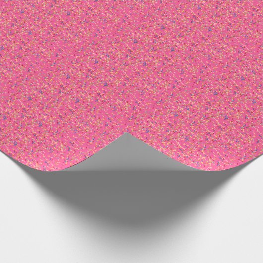 Verjaardagstaart strooit op roze cadeaupapier (Hoek)