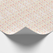 Verjaardagstaart strooit op wit cadeaupapier (Hoek)