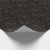 Verjaardagstaart strooit op zwart cadeaupapier (Hoek)