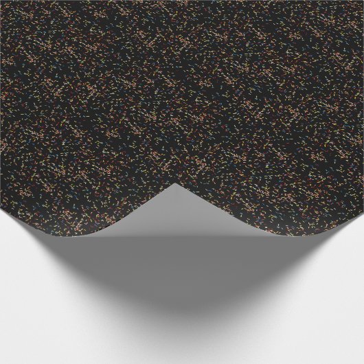 Verjaardagstaart strooit op zwart cadeaupapier (Hoek)