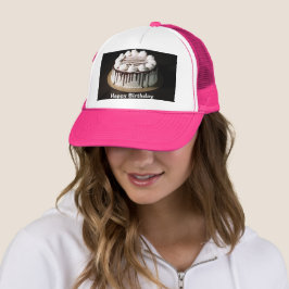 Verjaardagstaart versierd met romige witte stukken trucker pet