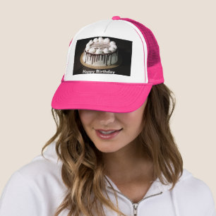 Verjaardagstaart versierd met romige witte stukken trucker pet