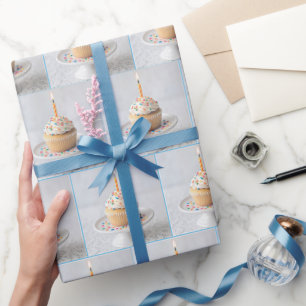 Verjaardagstaartje met een kaars cadeaupapier