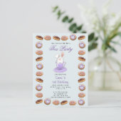 verjaardagstheefeestje nodigt bunny en donuts uit briefkaart (Staand voorkant)