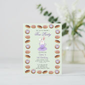 verjaardagstheefeestje nodigt bunny en donuts uit briefkaart (Staand voorkant)
