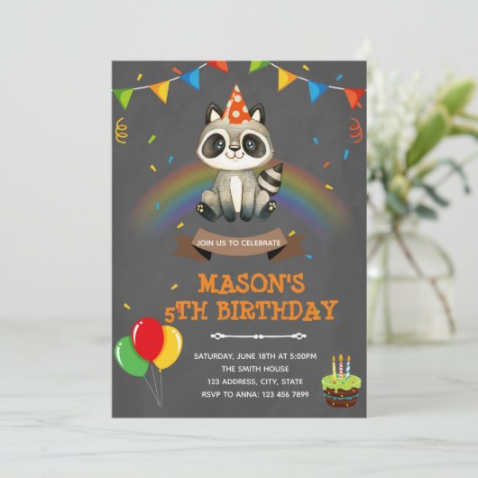 Verjaardagsthema regenboog wasbeer kaart (Staand voorkant)