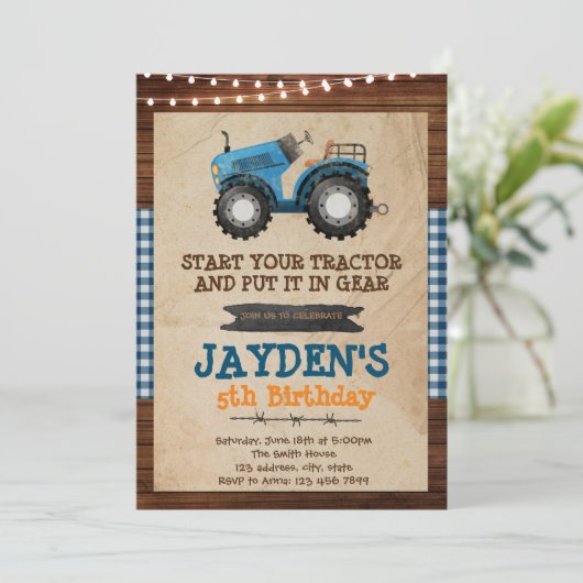 Verjaardagsuitnodiging blauwe tractorfeestje kaart (Staand voorkant)