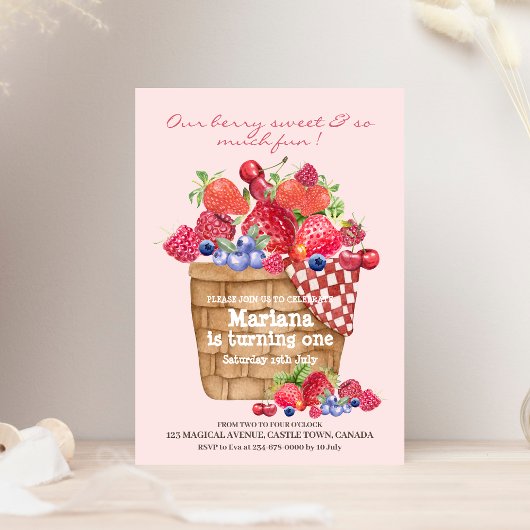 Verjaardagsuitnodiging eerste verjaardag aardbei kaart