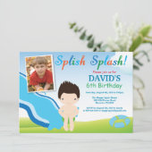 Verjaardagsuitnodiging Jongen Zwembadfeest met Wat Kaart (Staand voorkant)