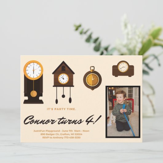 Verjaardagsuitnodiging - Kinder klokken; Hickory D Feestdagenkaart (Staand voorkant)