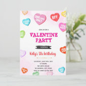 Verjaardagsuitnodiging met Conversation Hearts Kaart (Staand voorkant)