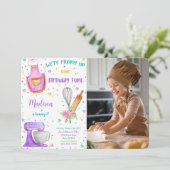 Verjaardagsuitnodiging met foto van bakken kaart (Staand voorkant)