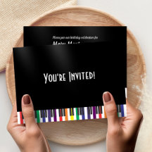 Verjaardagsuitnodiging met regenboogpianotoetsen