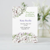 Verjaardagsuitnodiging met witte bloemen kaart (Staand voorkant)